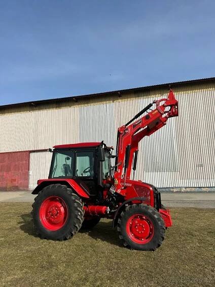 Traktor Belarus 820 s čelním nakladačem - Praha - východ