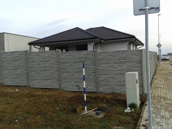 Nitra - šedý rovný obojpohľadný betónový plot - Ploty Beves.sk