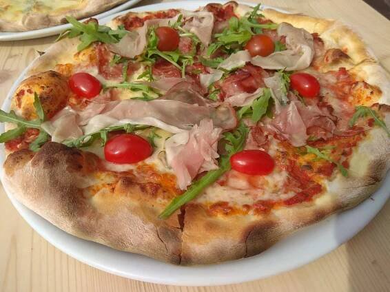 Pizza u parádního hřiště: 1–4 kola o průměru 32 cm podle výběru z 10 druhů