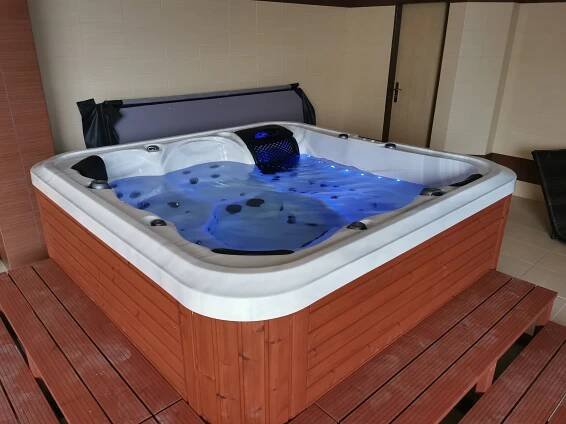 Blahodárná relaxace pro 2: 60 minut v soukromé masážní vířivce či 120 minut ve veřejném wellness
