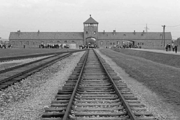 železniční vstup do koncentračního tábora v osvětimi birkenau kz, černobílá fotografie s efektem šumu obrazu, polsko - koncentrační tábor - stock snímky, obrázky a fotky