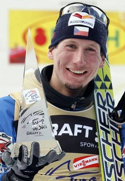 Lukáš Bauer oslavuje vítězství v Tour de Ski