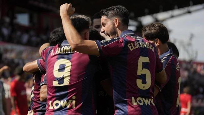 El Levante celebró por todo lo alto su victoria en Girona.