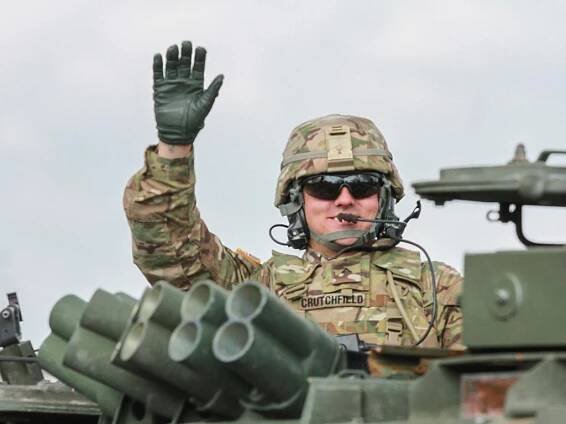 Českem projíždí předvoj kolony amerických vojáků, část dorazila do Prahy