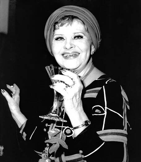 Nelly Gaierová měla v Hello Dolly! původně jen alternovat Adinu Mandlovou. Nakonec hlavní role spadla do klína právě této šarmantní herečce.