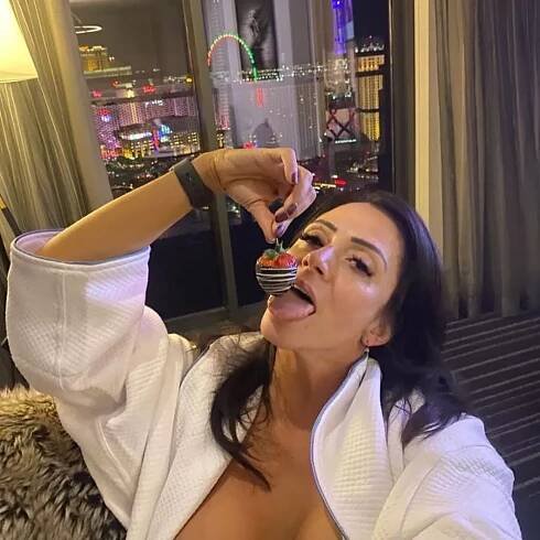 Cute Ariella Ferrera ariellaferreraofficial picture