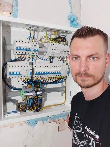 Pod krytom rozvádzača