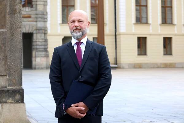 „Kdybych měl baterku, tak by se to nestalo!“ Šéf Nejvyššího soudu přednášel o etice, prokládal to vtipy o znásilnění