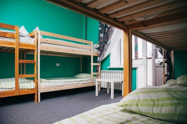 Hostel pokoj s výhledem na město. barevný prostor. Prosvětlený interiér — Stock obrázek