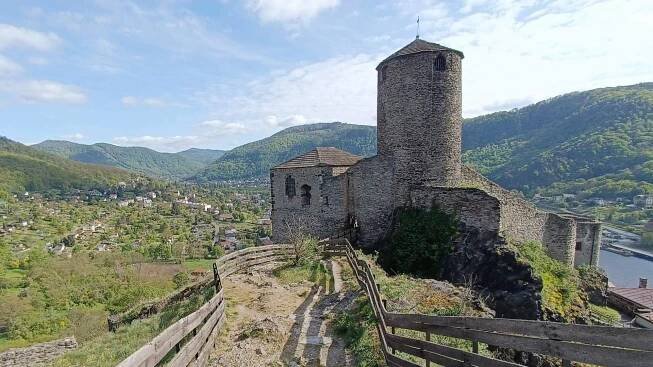 Monumentální hrad Střekov nad řekou Labe