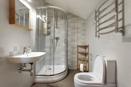 Malá koupelna v šedých tónech — Stock obrázek