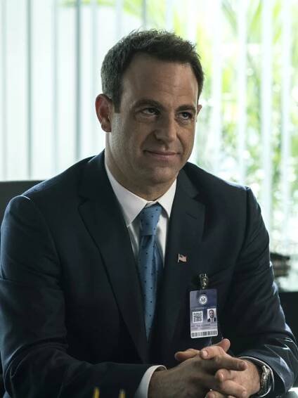 Paul Kellerman (Paul Adelstein)