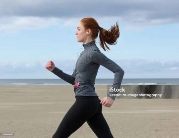 Stock fotografie Mladá Žena Běží Na Pláži – stáhnout obrázek nyní - Sportovní chůze - Atletika, Rychlá chůze - Tělesné cvičení, Chůze - Fyzická aktivita