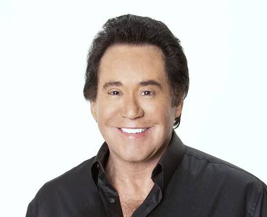 Zpěvák Wayne Newton se brání stárnutí všemi dostupnými prostředky. Víc uměle už vypadat snad nemůže