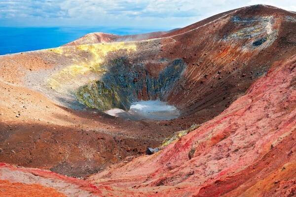 Vulcano: Liparský ostrov, kde prdí čerti a smrdí síra, je dostupný každému