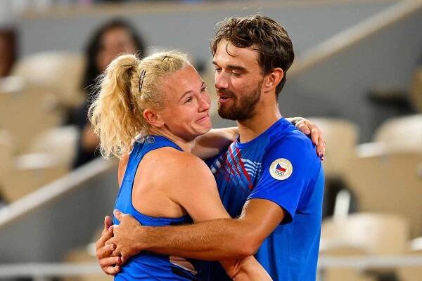 Letní olympijské hry v Paříži, 2. srpna 2024, Paříž, Francie. Tenis, smíšená čtyřhra, finále. Kateřina Siniaková a Tomáš Macháč z Česka.