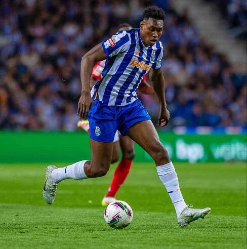 FC Porto player Samu Aghehowa in action during a soccer match.