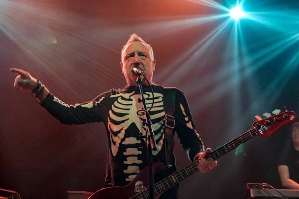 NAŽIVO: Peter Hook šel do půl těla. Přivezl nehasnoucí oheň Joy Division | Headliner