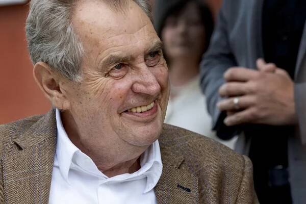 Fotogalerie: Bývalý prezident Miloš Zeman v pátek odevzdal hlas v eurovolbách v Základní...