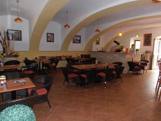 Kavárna a pizzerie V Maštali Sobotka | Apetee