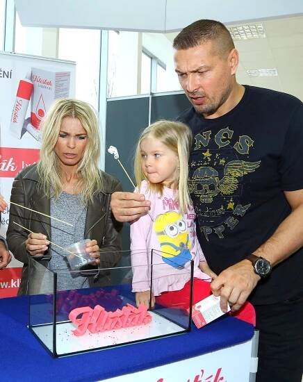 FOTO: Filmový režisér Petr Jákl s dcerou a manželkou Romanou. – stránka 113