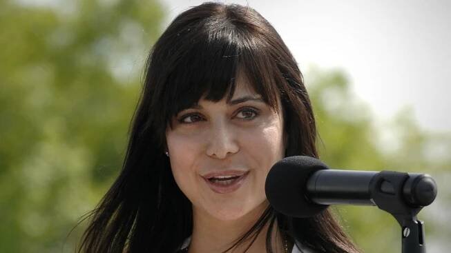 Hvězda seriálu JAG: Herečka Catherine Bell dnes jen kvete, hlásí se k scientologii a žije se ženou - Médium.cz