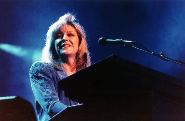 Christine McVie performing in Bloomington, Minnesota, in 1990