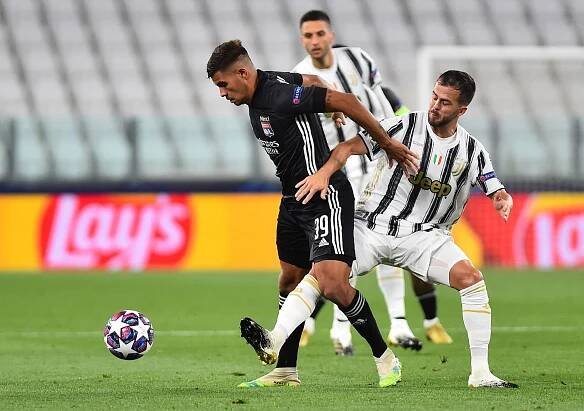 Ronaldo na kolenou i šťastné tetování. Tak se znovu rozběhla Liga mistrů