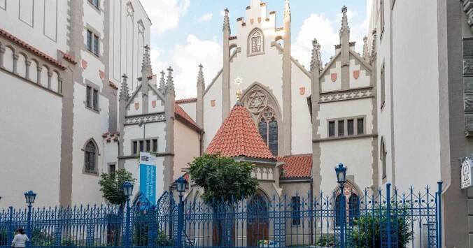 Staré židovské město pražské představuje deset století historie. Navštívit můžete synagogy i hřbitov
