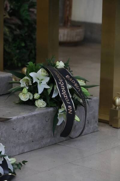 7 nej momentů z pohřbu Marie Poledňákové (†81): Zdrcená Eliška Balzerová, přiznání Harapese a tajemné květy...