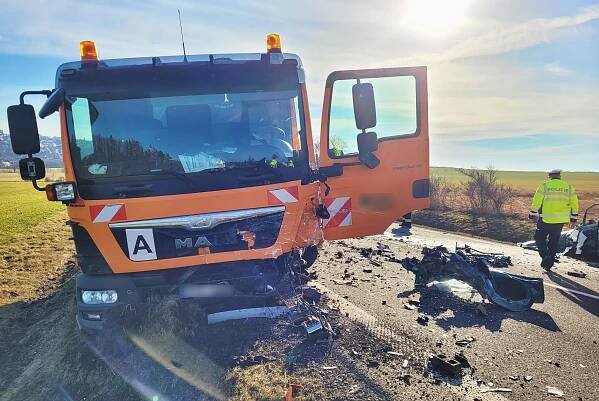 Při nehodě nákladního a osobního automobilu zemřela jedna osoba