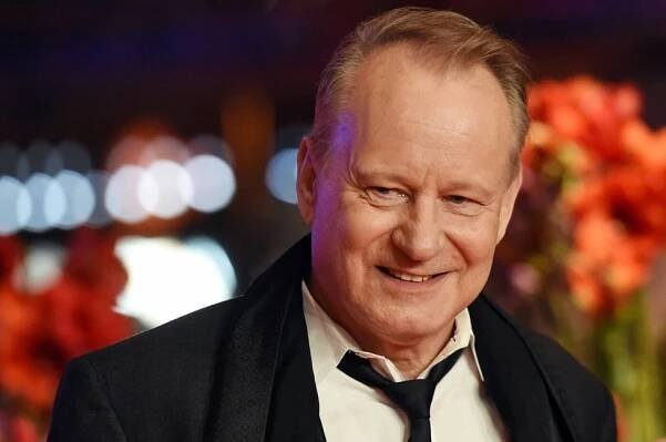 Stellan Skarsgård objevuje Vary: Návštěva tradiční české restaurace!