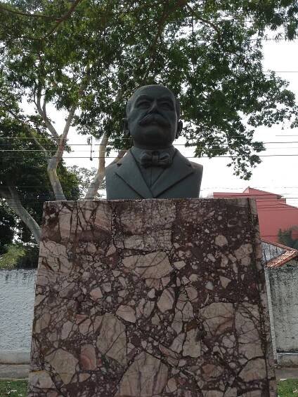 File:Busto de Gabriel René Moreno (Santa Cruz, Bolivia).jpg - Wikimedia Commons