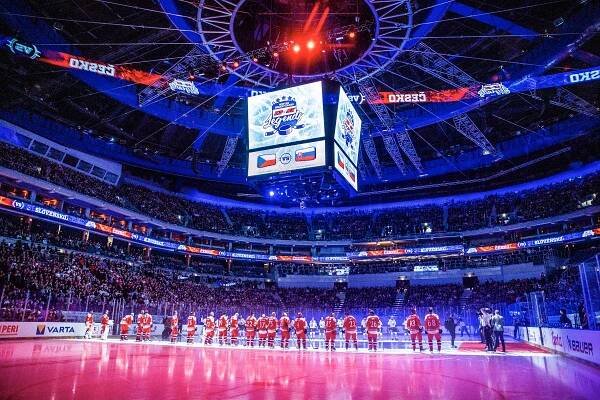 Foto: 25 let po Naganu tleskala zaplněná O2 arena hokejovým legendám