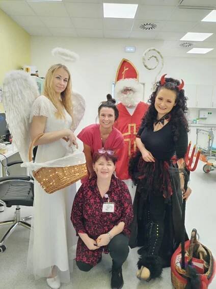 Mikulášové a pečení cukroví zahájili v nemocnicích Plzeňského kraje advent | Stodská nemocnice