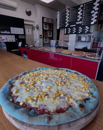 Šmoulí nebo červená. Nabídku v milevské restauraci zpestřily barevné pizzy