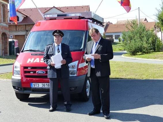 Obec Těšetice - Svěcení hasičského auta a praporu