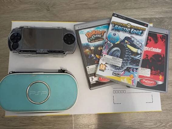 PlayStation Portable + příslušenství + tři hry