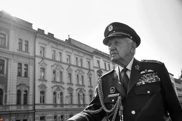 Poslední žijící pilot RAF slaví významné jubileum: Emilovi Bočkovi je 100 let