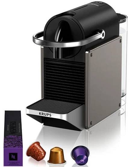 Muž si bere šálek čerstvě připravené kávy z kávovaru Nespresso Krups Pixie_03