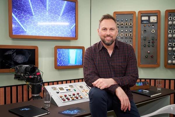 Prime Video startet die Dreharbeiten zu Licht Aus: Steven Gätjen im Control Room, acht Prominente in...