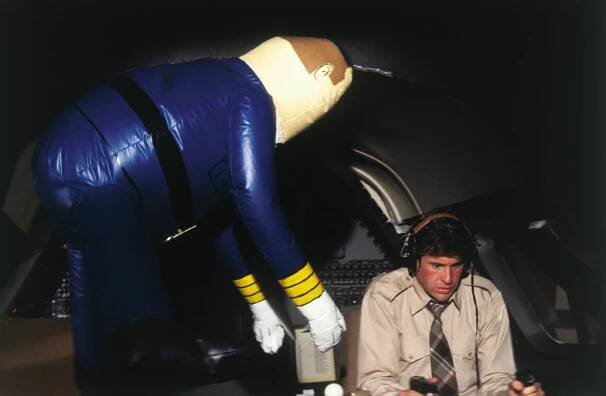 Robert Hays and Otto in Pripoutejte se, prosím! (1980)