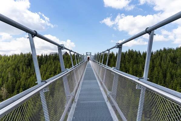 Sky Bridge 721: WIEGEL zinkuje nejdelší visutý most pro pěší na světě - WIEGEL