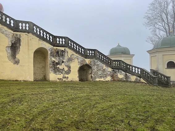 Klášter Dolní Hedeč - schodiště před obnovou