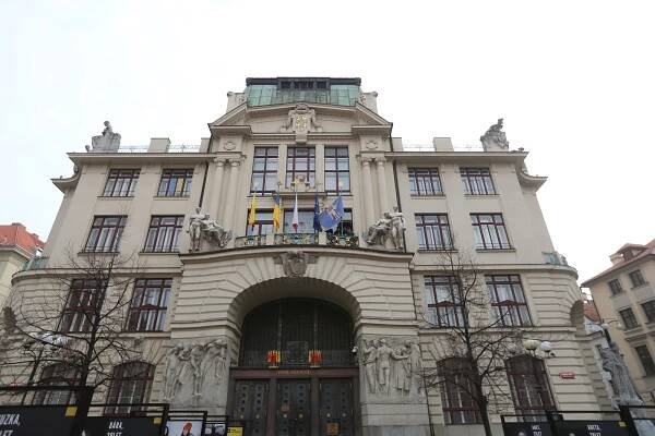 FOTO: Na radnici zavlála vlajka Kyjeva. Město podpořilo ukrajinskou metropoli