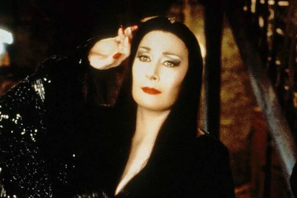 ADDAMS FAMILY VALUES US 1993 ANJELICA HUSTON as Morticia Addams Date 1993