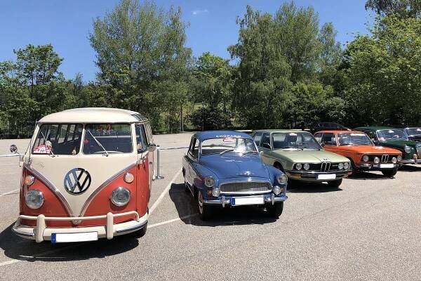 Oldtimertreffen im JOSKA Glasparadies mit VW Bulli und klassischen Automobilen auf dem Parkplatz