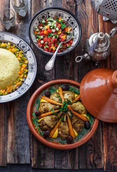 Zavřít pohled kuřecí tajine s citrónem a olivami — Stock obrázek