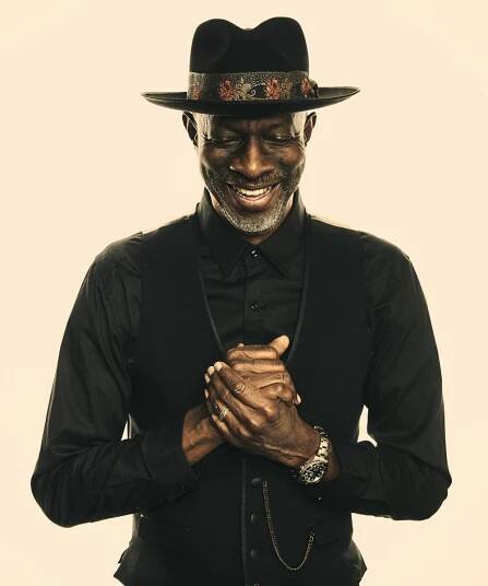 Keb’ Mo’ a kalhoty za sto babek. Americký písničkář vystoupí v Praze