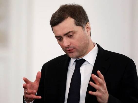 Putinův "šedý kardinál" skončil. Surkov pomáhal upevnit moc a staral se o Ukrajinu
